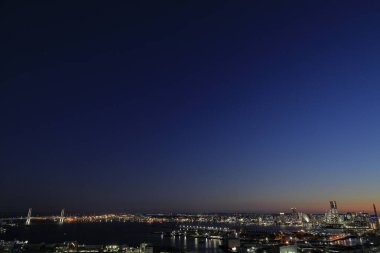 Yokohama Minatomirai 21 ve Yokohama Körfezi köprüsü (Shinkoyasu manzaralı) (gece sahnesi))