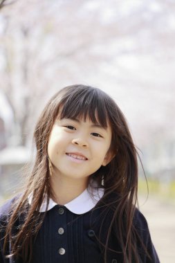 Japon kız ve kiraz çiçekleri (7 yaşında))