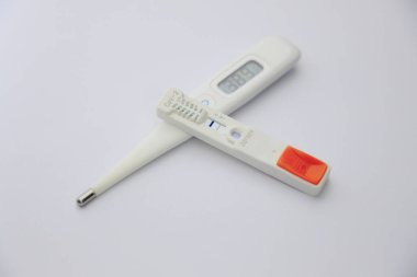 COVD-19 termometre ve pozitif antijen testi