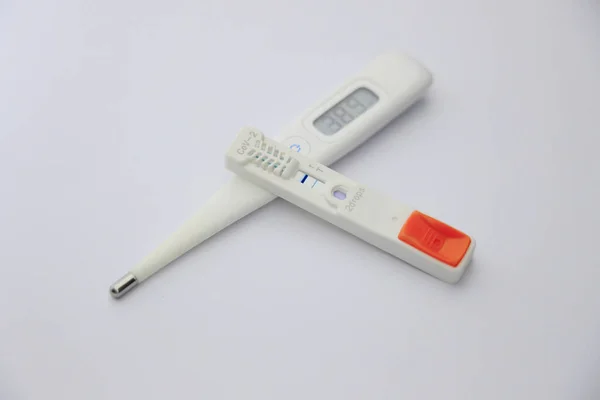 Thermometer Positieve Antigeentest Van Covd — Stockfoto