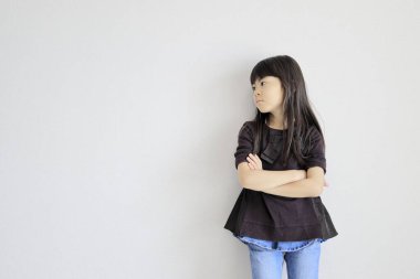 Japon kız kollarını kavuşturuyor (profil) (7 yaşında))