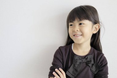 Japon kız kollarını kavuşturuyor (7 yaşında))