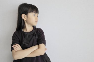 Japon kız kollarını kavuşturuyor (profil) (7 yaşında))