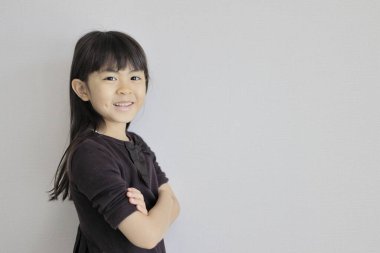 Japon kız kollarını kavuşturuyor (7 yaşında))