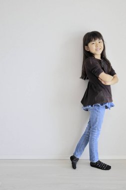 Japon kız kollarını kavuşturuyor (7 yaşında))