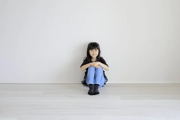 Japans Meisje Zit Vloer Met Grijpende Knieën Jaar Oud Stockfoto
