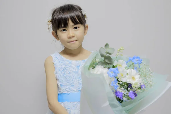 Çiçekli Bir Elbise Giyen Japon Kız Yaşında — Stok fotoğraf