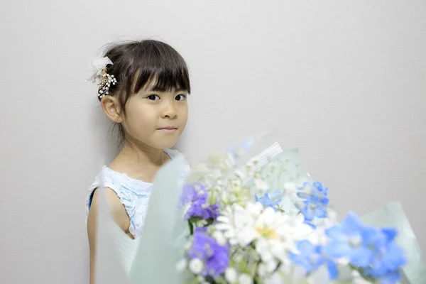 Çiçekli Bir Elbise Giyen Japon Kız Yaşında — Stok fotoğraf