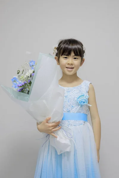 Japonais Fille Dans Une Robe Avec Bouquet Ans — Photo