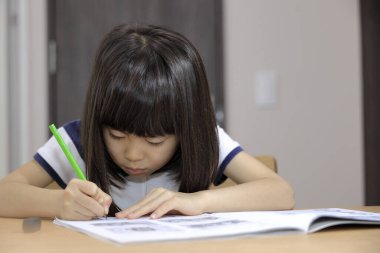 Yemek odasında Japon kız öğrenimi (7 yaşında))