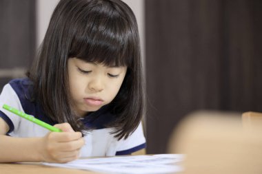 Yemek odasında Japon kız öğrenimi (7 yaşında))