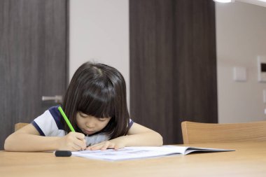 Yemek odasında Japon kız öğrenimi (7 yaşında))