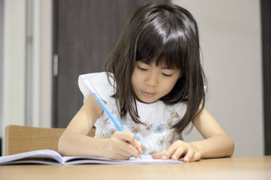 Yemek odasında Japon kız öğrenimi (7 yaşında))