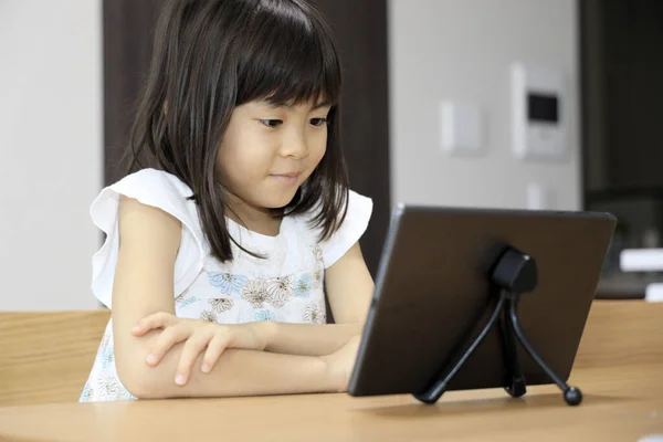 Menina Japonesa Assistindo Vídeo Tablet Anos — Fotografia de Stock