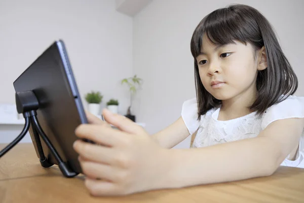 Menina Japonesa Usando Tablet Sala Jantar Anos — Fotografia de Stock