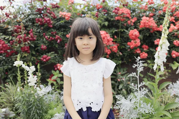 Çiçek Bahçesindeki Japon Kız Yaşında — Stok fotoğraf