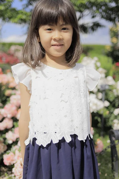 Японская Девушка Цветнике Лет — стоковое фото