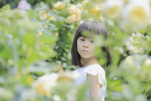 Menina Japonesa Jardim Flores Anos — Fotografia de Stock