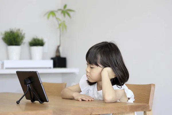 Японская Девочка Смотрит Видео Планшетном Компьютере Лет Лицензионные Стоковые Фото