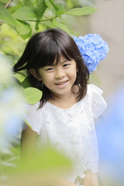Ιαπωνικό Κορίτσι Και Ορτανσία Ετών Μπλε — Φωτογραφία Αρχείου