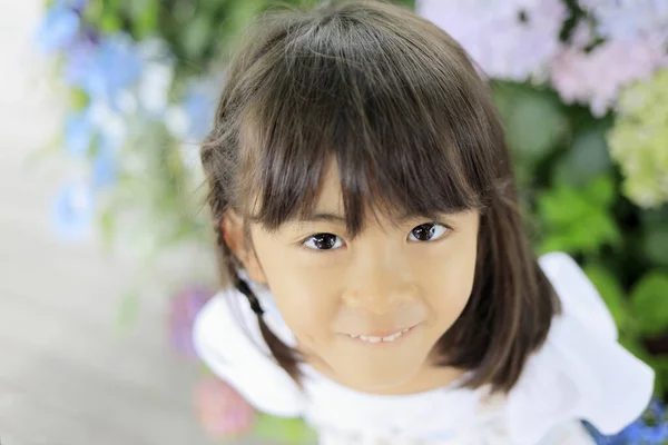 Ιαπωνικό Κορίτσι Και Ορτανσία Ετών — Φωτογραφία Αρχείου