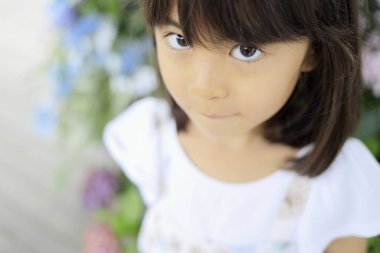 Japon kız ve ortanca (7 yaşında))