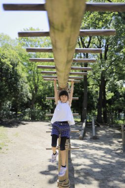 Japon öğrenci kız bir maymun parmaklıklarıyla oynuyor (7 yaşında))