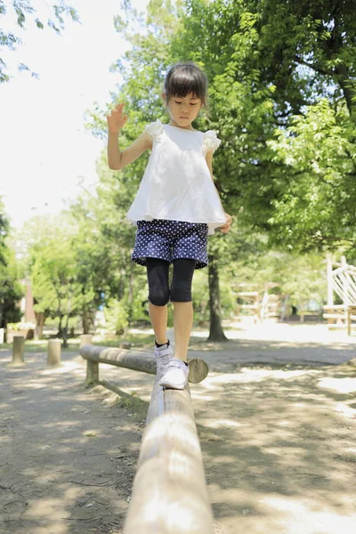 Menina Estudante Japonês Feixe Equilíbrio Anos Idade — Fotografia de Stock