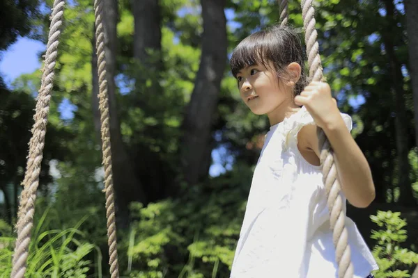 ロープウォーキングで遊ぶ日本人女子学生 — ストック写真