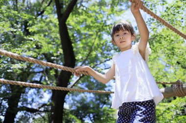 Japon öğrenci kız halatla oynuyor (7 yaşında))