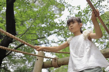 Japon öğrenci kız halatla oynuyor (7 yaşında))