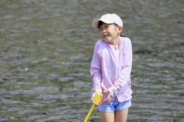 Nehirde oynayan Japon öğrenci kız (7 yaşında))