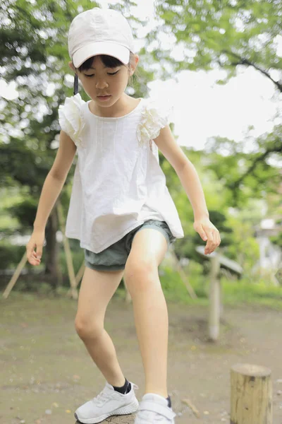 日本の女子学生が屋外障害物コースで遊ぶ — ストック写真
