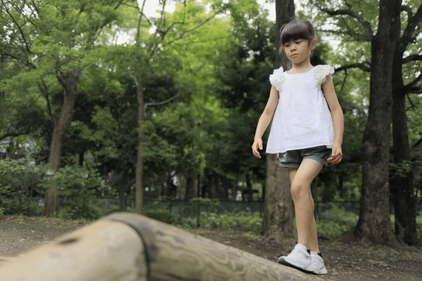 Niña Estudiante Japonesa Viga Equilibrio Años —  Fotos de Stock
