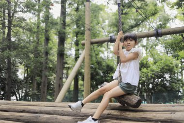 Uçan tilkiyle oynayan Japon öğrenci kız (7 yaşında))