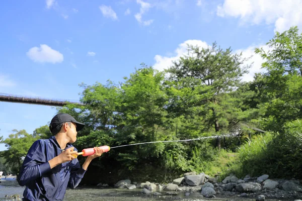 Japonská Junior Student Hrát Řece Vodní Pistole Let Chlapec — Stock fotografie