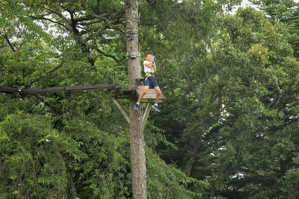 Japanese Junior High School Student Playing Zip Line Outdoor Obstacle — Stockfoto