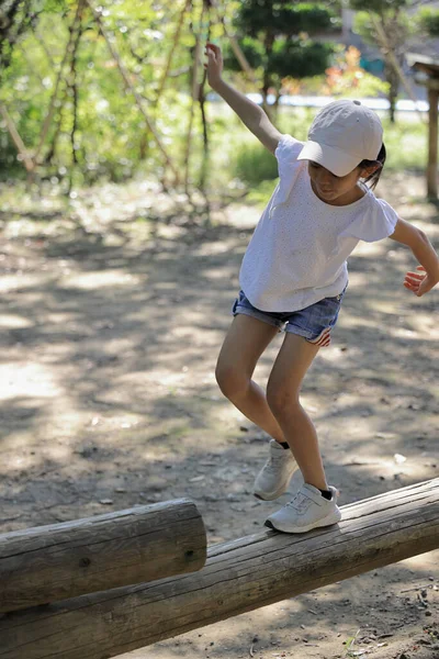 Menina Estudante Japonês Feixe Equilíbrio Anos Idade — Fotografia de Stock