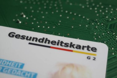 Viersen, Almanya - 9 Mayıs. 2021: Bilgisayar devre kartında Alman halk sağlığı sigorta kartının (Gesundheitskarte) kapatılması