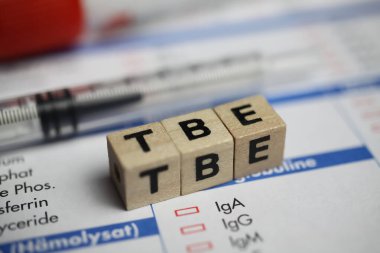 Viersen, Almanya - 1 Haziran. 2021: Şırınga ve şişe ile laboratuvar talep makbuzu üzerindeki kelime TBE 'nin (tick borne encephalitis) kapatılması