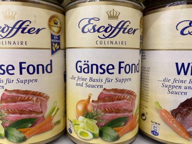 Viersen, Almanya - 9 Ekim. 2021: Alman süpermarketlerinin raflarında konserve kutuları, kahve makineleri, kazlar