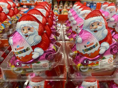 Viersen, Almanya - 9 Ekim. 2021: Alman süpermarketlerinin raflarında bir sürü daha nazik çikolata Noel Baba maddesi var