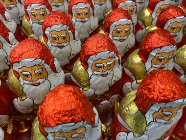Viersen, Almanya - 9 Ekim. 2021: Alman süpermarketlerinin raflarında birçok kırmızı çikolatalı Noel Baba maddesi var