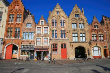 Brugge, Belçika - 9 Ekim. 2021: Clesr mavi yaz gökyüzüne basamaklı çatısı olan ortaçağ evlerini görmek