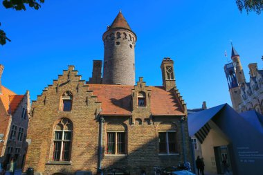 Brugge (Gruuthuse), Belçika - 9 Ekim. 2021: Açık mavi gökyüzüne karşı kulesi olan ortaçağ şatosuna bakın