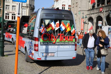 Brugge, Belçika - 9 Ekim. 2021: Güneşli bir günde Cabriolet şehir tur otobüsünün pazar meydanındaki görüntüsü (groote markt)