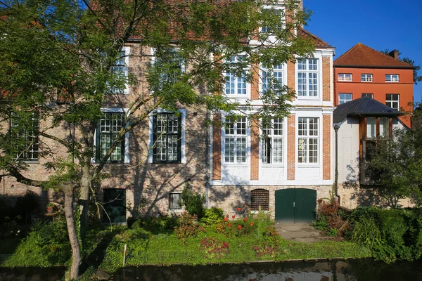 Brugge Belgio Ottobre 2021 Vista Sul Canale Acqua Sulla Villa — Foto Stock