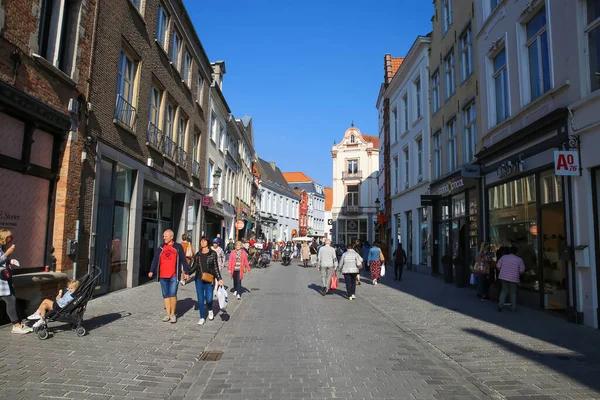 ベルギーのBrugge 10月9日 2021 青空の見える旧市街中心部の商店街の様子 — ストック写真