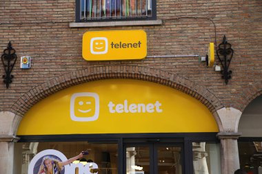 Brugge, Belçika - 9 Ekim. 2021: Belçika pembe dizisinin sarı logolu girişi görülüyor