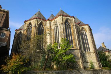 Gotik Ortaçağ St. Michaels Kilisesine karşı mavi gökyüzü - Gent, Belçika